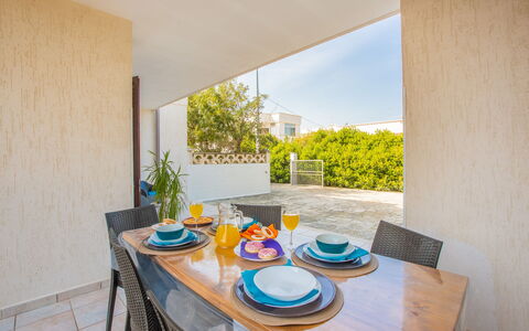 Villa Salento: Tavolo, Pianta, Tavola, Dishware, Azzurro, Legna, Costruzione, Interior Design, Sedia, Piatto