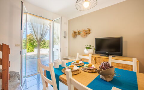 Villa Salento: Tavolo, Proprietà, Mobilia, Legna, Illuminazione, Interior Design, Giallo, Pavimento, Soggiorno, Pavimentazione