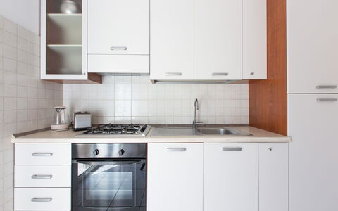 Villa Salento: Cabinetry, Controsoffitto, Lavandino Della Cucina, Lavello, Costruzione, Rubinetto, Cucina Stufa, Elettrodomestico Da Cucina, Cucina, Interior Design