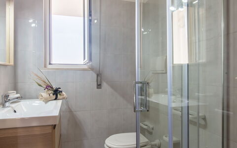 Villa Salento: Idraulico Fixture, Rubinetto, Proprietà, Lavello, Costruzione, Bagno, Doccia Porta, Finestra, Lavandino Del Bagno