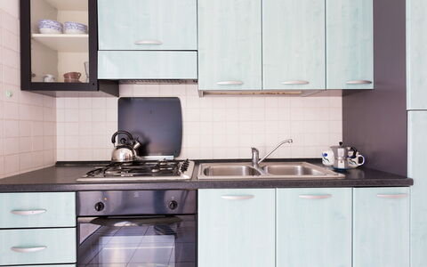 Villa Brigida: Controsoffitto, Cucina, Cabinetry, Camera, Piastrella, Mobilia, Proprietà, Lavello, Interior Design, Cucina Stufa