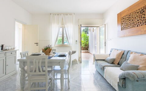 Villa Nettuno: Proprietà, Mobilia, Camera, Interior Design, Soggiorno, Costruzione, Pavimento, Casa, Giallo, Tavolo