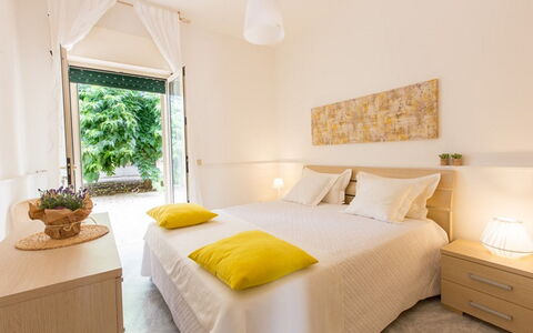 Villa Nettuno: Camera Da Letto, Mobilia, Camera, Letto, Proprietà, Interior Design, Lenzuolo, Giallo, Telaio Del Letto, Parete