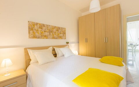 Villa Nettuno: Camera Da Letto, Letto, Camera, Mobilia, Proprietà, Interior Design, Lenzuolo, Giallo, Telaio Del Letto, Costruzione