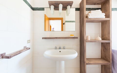 Villa Stelladali: Bagno, Proprietà, Camera, Mobiletto Del Bagno, Lavandino Del Bagno, Bagno Accessorio, Idraulico Fixture, Mensola, Interior Design, Lavello