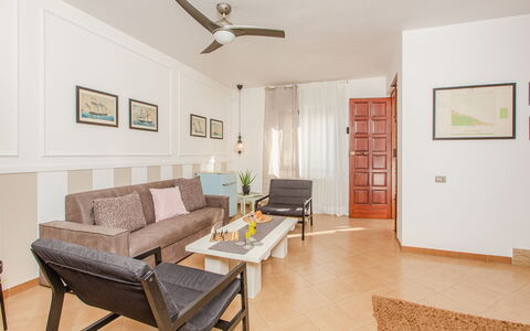 La Terrazza Vista Mare Di Marco: Camera, Proprietà, Mobilia, Soggiorno, Interior Design, Costruzione, Pavimento, Immobiliare, Soffitto, Giallo