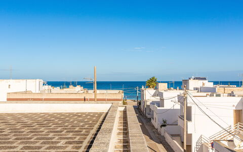 La Terrazza Vista Mare Di Marco: Cielo, Giorno, Proprietà, Mare, Tetto, Architettura, Azzurro, Orizzonte, Vacanza, Immobiliare