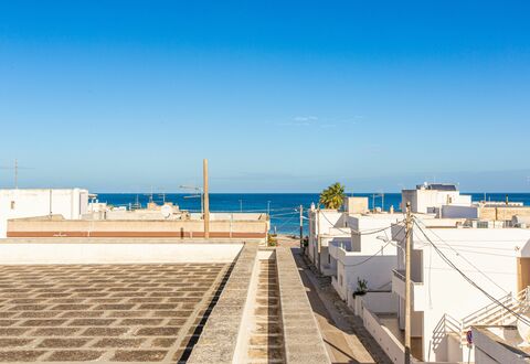La Terrazza Vista Mare Di Marco: Cielo, Giorno, Proprietà, Mare, Tetto, Architettura, Azzurro, Orizzonte, Vacanza, Immobiliare