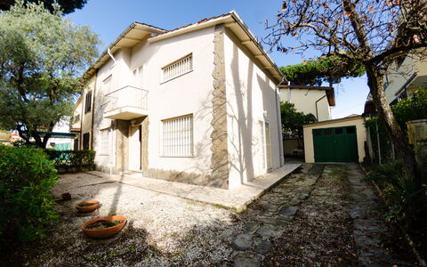 Angelina: Proprietà, Casa, Casa, Costruzione, Immobiliare, Architettura, Zona Residenziale, Estate, Quartiere, Cielo