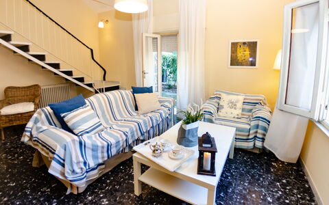 Angelina: Camera, Mobilia, Proprietà, Soggiorno, Interior Design, Blu, Giallo, Costruzione, Camera Da Letto, Immobiliare