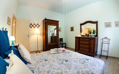 Angelina: Camera Da Letto, Camera, Mobilia, Proprietà, Letto, Interior Design, Lenzuolo, Costruzione, Pavimento, Soffitto