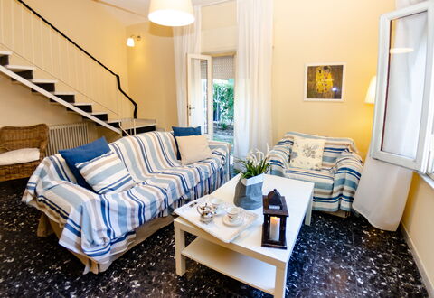 Angelina: Camera, Mobilia, Proprietà, Soggiorno, Interior Design, Blu, Giallo, Costruzione, Camera Da Letto, Immobiliare