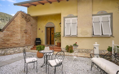 Villa Manuela: Pianta, Costruzione, Proprietà, Finestra, Mobilia, Porta, Interior Design, Shade, Quartiere, Sedia