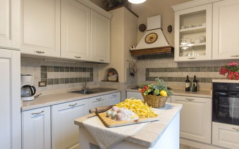 Villa Manuela: Cabinetry, Controsoffitto, Proprietà, Cibo, Elettrodomestico Da Cucina, Costruzione, Cucina, Cucina Stufa, Interior Design, Elettrodomestico
