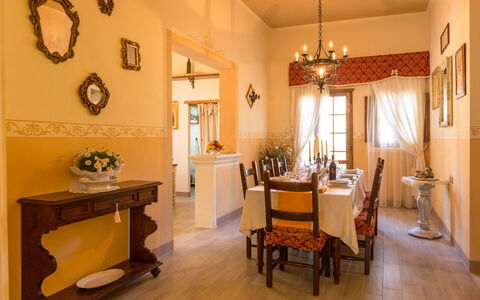 Villa Manuela: Camera, Proprietà, Interior Design, Mobilia, Sala Da Pranzo, Costruzione, Pavimento, Soffitto, Giallo, Immobiliare