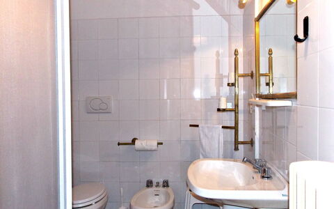 Villa Sandra: Bagno, Proprietà, Camera, Rubinetto, Idraulico Fixture, Parete, Interior Design, Piastrella, Architettura, Gabinetto
