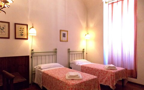 Villa Sandra: Camera, Letto, Camera Da Letto, Mobilia, Proprietà, Costruzione, Interior Design, Telaio Del Letto, Lenzuolo, Parete