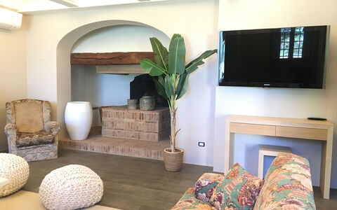 La Rimessa: Camera, Soggiorno, Proprietà, Interior Design, Mobilia, Pavimento, Costruzione, Immobiliare, Tavolo, Casa