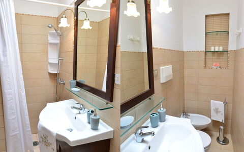 Appartamento Pineta Mare: Specchio, Marrone, Rubinetto, Lavello, Lavandino Del Bagno, Idraulico Fixture, Proprietà, Bagno, Interior Design, Mobiletto Del Bagno