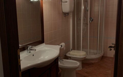Villa Fontanelle: Idraulico Fixture, Lavello, Rubinetto, Proprietà, Lavandino Del Bagno, Bagno, Specchio, Viola, Costruzione, Legna