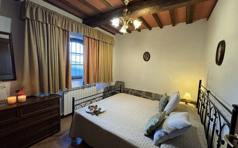 Podere Di Mero Casolare: Mobilia, Letto, Camera Da Letto, Pavimento, Pavimentazione, Legna, Lenzuolo, Bedding, Soffitto, Interior Design