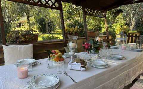 Podere Di Mero Casolare: Mobilia, Tavola, Tovaglia, Tavolo, Serveware, Biancheria, Dishware, Cibo, Sedia, Piatto