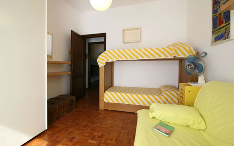 Villa Del Forte: Camera, Mobilia, Letto, Giallo, Proprietà, Interior Design, Camera Da Letto, Pavimento, Lenzuolo, Parete
