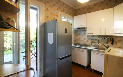 Villa Del Forte: Camera, Proprietà, Cucina, Casa, Costruzione, Frigorifero, Apparecchio Major, Controsoffitto, Interior Design, Cabinetry