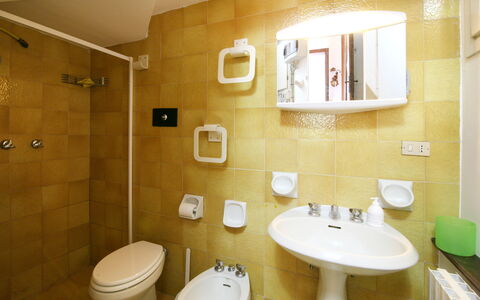 Villa Del Forte: Bagno, Camera, Proprietà, Idraulico Fixture, Parete, Interior Design, Gabinetto, Lavandino Del Bagno, Architettura, Costruzione