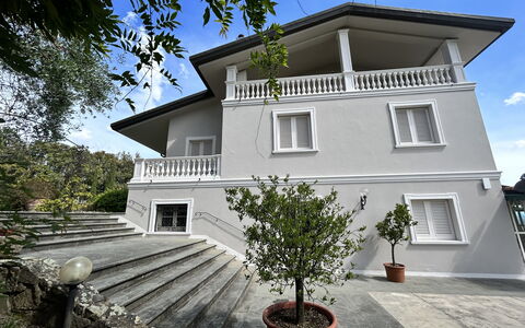 Villa Alfresco: Zona Residenziale, Casa, Casa, Tetto, Villetta, Estate, Raccordo, Portico, Balcone, Shade