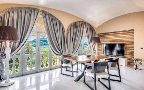 Villa Alfresco: Mobilia, Interior Design, Divano, Pavimentazione, Pavimento, Illuminazione, Soggiorno, Tavolo, Soffitto, Casa