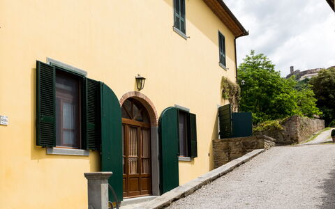 Casale Vacanze Il Granaio: Proprietà, Casa, Costruzione, Architettura, Parete, Giallo, Cittadina, Quartiere, Immobiliare, Facciata