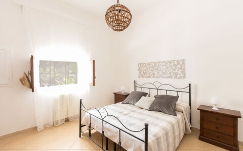 Villa Mediterranea: Camera Da Letto, Mobilia, Letto, Camera, Proprietà, Lenzuolo, Telaio Del Letto, Interior Design, Bedding, Parete