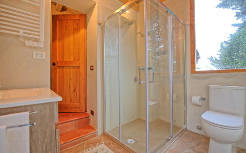 Casa Fioraie: Proprietà, Camera, Bagno, Immobiliare, Casa, Casa, Costruzione, Pavimento, Piastrella, Porta