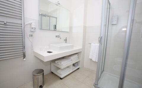 Residence Montesarago: Rubinetto, Lavello, Proprietà, Idraulico Fixture, Specchio, Bagno, Costruzione, Lavandino Del Bagno, Interior Design