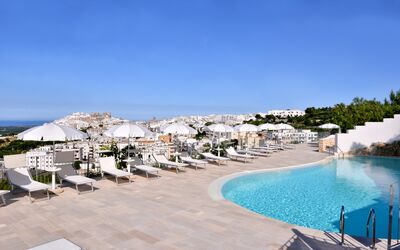 Residence Montesarago: Cielo, Acqua, Costruzione, Piscina, Lettino, Mobili Da Esterno, Località Balneare, Shade, Costiera E Morfologie Oceanic, Casa
