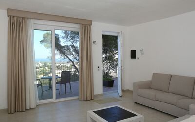 Villa Eos: Mobilia, Divano, Legna, Comfort, Interior Design, Shade, Divano Letto, Pavimento, Soggiorno