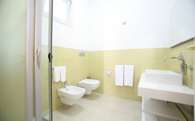 Villa Afrodite: Idraulico Fixture, Bagno, Viola, Gabinetto, Costruzione, Interior Design, Toilet Seat, Pavimento, Lavandino Del Bagno