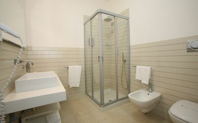 Villa Atena: Idraulico Fixture, Proprietà, Bagno, Gabinetto, Nero, Rubinetto, Costruzione, Viola, Interior Design