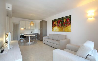 Villa Minerva: Cornice, Mobilia, Divano, Tavolo, Costruzione, Proprietà, Comfort, Lampada, Interior Design, Soggiorno