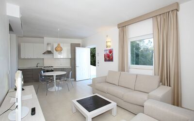 Villa Ecate: Tavolo, Proprietà, Divano, Mobilia, Comfort, Soggiorno, Legna, Divano Letto, Costruzione, Cornice