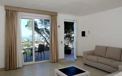 Villa Aurora: Mobilia, Divano, Comfort, Legna, Interior Design, Soggiorno, Pavimento, Shade, Divano Letto