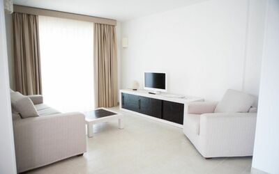 Villa Artemide: Proprietà, Divano, Mobilia, Comfort, Costruzione, Tenda, Legna, Interior Design, Soggiorno