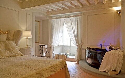 Appartamento Tommasi Fierli: Camera, Mobilia, Camera Da Letto, Letto, Proprietà, Interior Design, Lenzuolo, Telaio Del Letto, Tenda, Suite