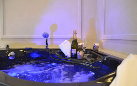 Appartamento Tommasi Fierli: Vasca Idromassaggio, Blu, Camera, Proprietà, Rubinetto, Vasca Da Bagno, Acqua, Idraulico Fixture, Bagno, Lavello