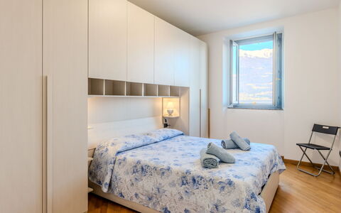 Blue Lake: Mobilia, Interior Design, Letto, Camera Da Letto, Legna, Pavimentazione, Pavimento, Lenzuolo, Bedding, Tessile