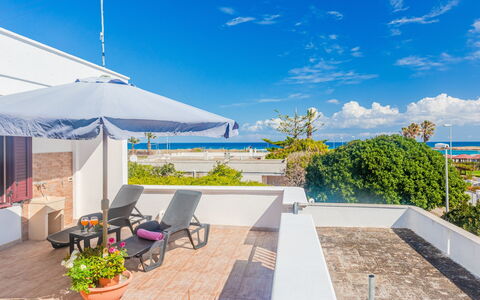 Villa Pantanagianni Beach: Cielo, Nube, Pianta, Vaso Di Fiori, Mobili Da Esterno, Acqua, Shade, Sedia, Località Balneare, Piscina