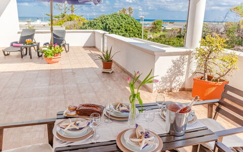Villa Pantanagianni Beach: Tavolo, Mobilia, Pianta, Proprietà, Tavola, Costruzione, Vaso Di Fiori, Cielo, Azzurro, Sedia