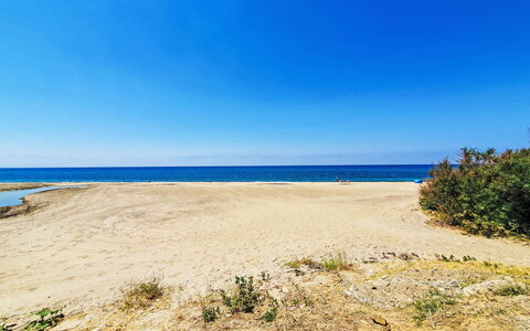 Sinago: Cielo, Blu, Acqua, Giorno, Corpo D'Acqua, Spiaggia, Orizzonte, Ambiente Naturale, Costa