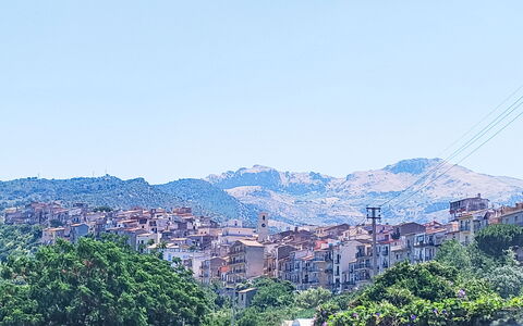 Sinago: Giorno, Geografia Montane, Collina, Zona Residenziale, Montagna, Quartiere, Cittadina, Paesaggio, Insediamento Umano, Catena Montuosa